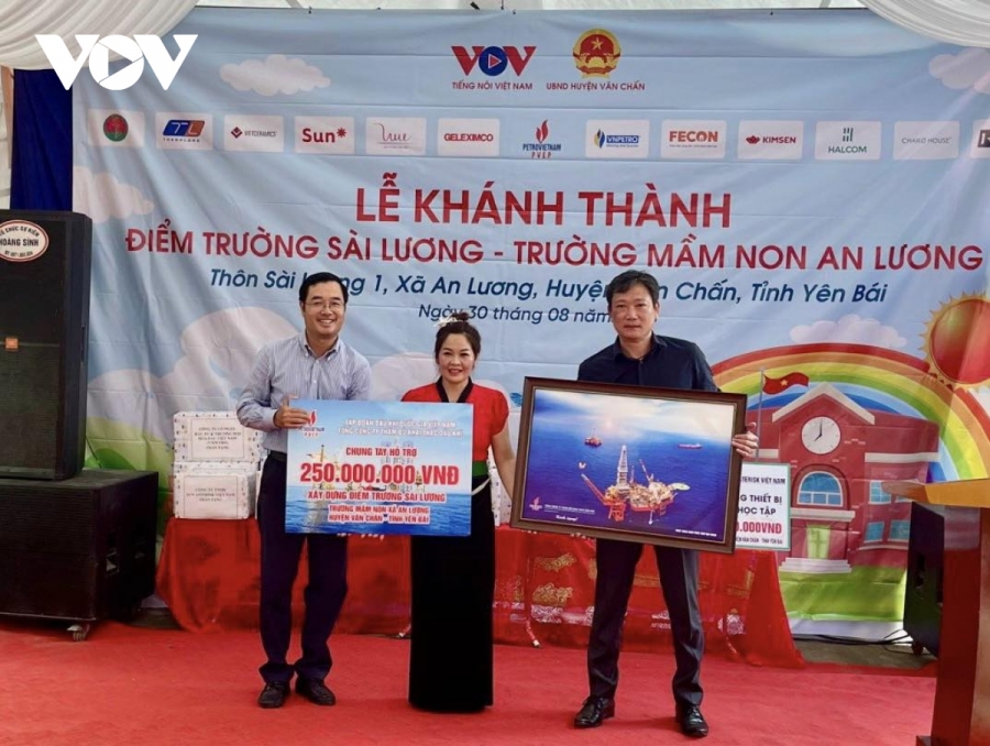 Đại diện PVEP - Ông Trịnh Việt Thắng, thành viên Hội đồng Thành viên và ông Nguyễn Thanh Sơn trao tài trợ và quà lưu niệm cho trường